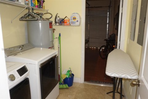 House in Miami, Florida 5 bedrooms, 350.61 sq.m. № 2246945 - photo 11