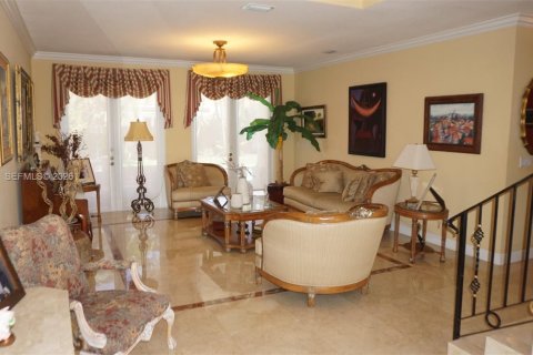 House in Miami, Florida 5 bedrooms, 350.61 sq.m. № 2246945 - photo 7
