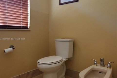 House in Miami, Florida 5 bedrooms, 350.61 sq.m. № 2246945 - photo 23