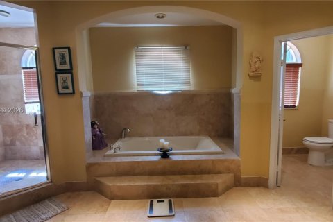 House in Miami, Florida 5 bedrooms, 350.61 sq.m. № 2246945 - photo 21