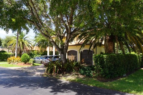 House in Miami, Florida 5 bedrooms, 350.61 sq.m. № 2246945 - photo 4