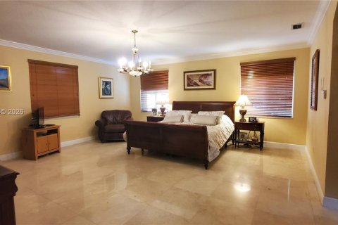 House in Miami, Florida 5 bedrooms, 350.61 sq.m. № 2246945 - photo 20