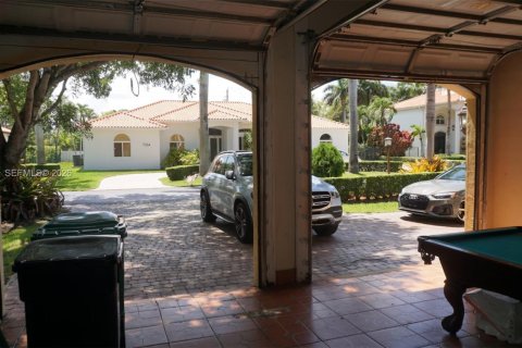 House in Miami, Florida 5 bedrooms, 350.61 sq.m. № 2246945 - photo 9