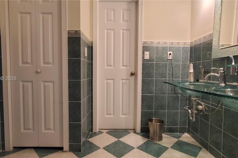 House in Miami, Florida 5 bedrooms, 350.61 sq.m. № 2246945 - photo 29