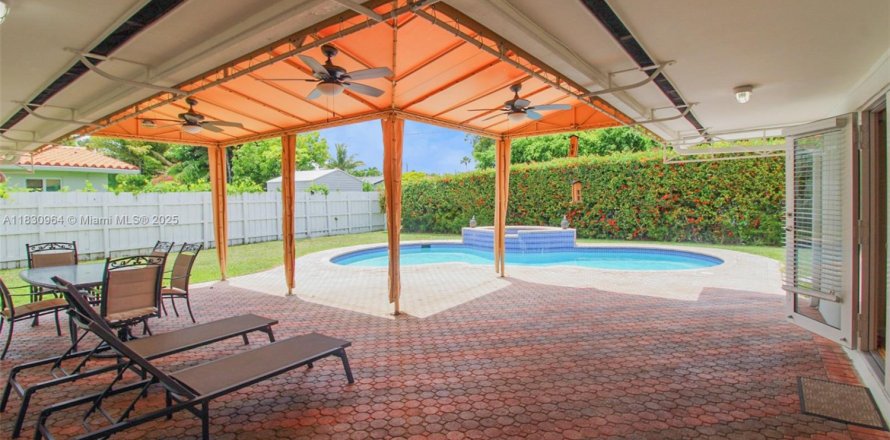 Villa ou maison à North Miami, Floride 4 chambres, 242.75 m2 № 1807707