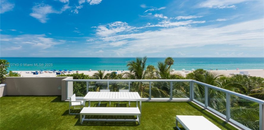 Townhouse in Miami Beach, Florida 3 bedrooms, 260.87 sq.m. № 1984948