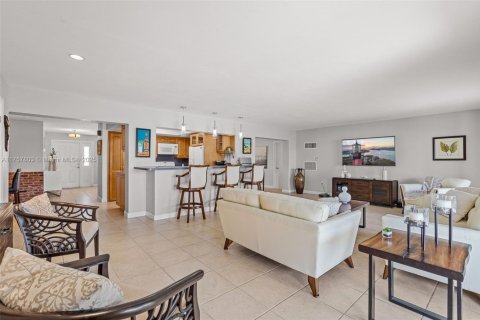 Villa ou maison à vendre à Miami, Floride: 4 chambres, 162.39 m2 № 1732083 - photo 13