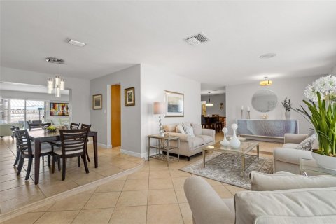 Villa ou maison à vendre à Miami, Floride: 4 chambres, 162.39 m2 № 1732083 - photo 8