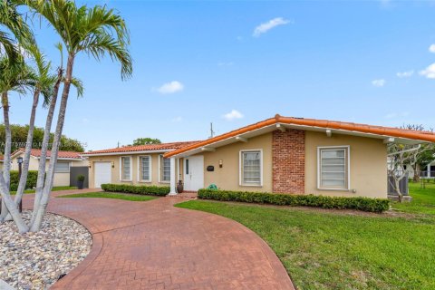 Villa ou maison à vendre à Miami, Floride: 4 chambres, 162.39 m2 № 1732083 - photo 1