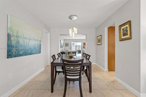 Villa ou maison à vendre à Miami, Floride: 4 chambres, 162.39 m2 № 1732083 - photo 9