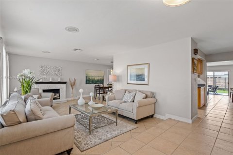 Villa ou maison à vendre à Miami, Floride: 4 chambres, 162.39 m2 № 1732083 - photo 5