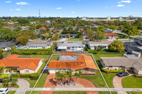 Villa ou maison à vendre à Miami, Floride: 4 chambres, 162.39 m2 № 1732083 - photo 4