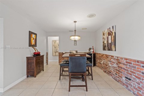 Villa ou maison à vendre à Miami, Floride: 4 chambres, 162.39 m2 № 1732083 - photo 16