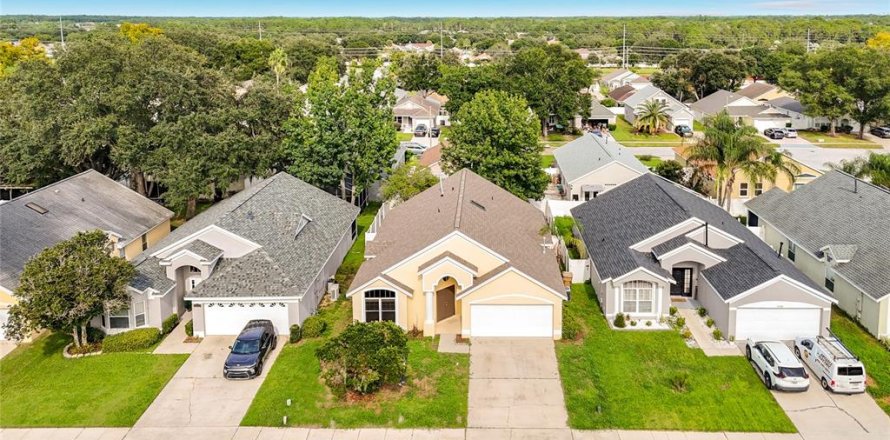 House in Clermont, Florida 3 bedrooms, 170.29 sq.m. № 2396444