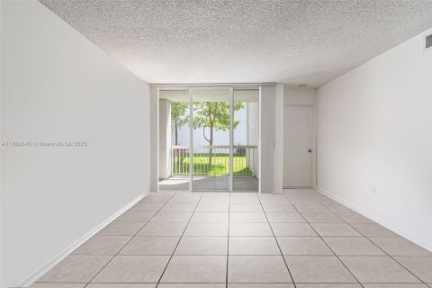 Condominio en venta en Doral, Florida, 2 dormitorios, 102.66 m2 № 1943679 - foto 3