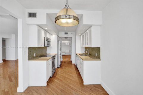 Condo in Aventura, Florida, 2 bedrooms  № 1745738 - photo 8