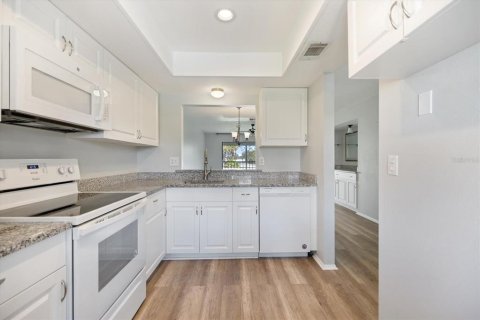 Condo in Venice, Florida, 2 bedrooms  № 2225570 - photo 9