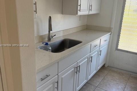 Снять в аренду кондоминиум в Норт-Майами, Флорида 1 спальня, 62.06м2, № 1987904 - фото 1