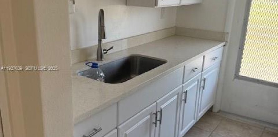 Кондоминиум с 1 спальней в Норт-Майами, Флорида № 1987904