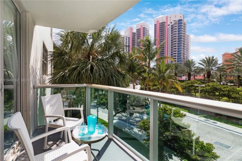 Condo in Sunny Isles Beach, Florida, 2 bedrooms № 2088787 - photo 2