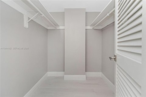 Condo in Sunny Isles Beach, Florida, 2 bedrooms № 2088787 - photo 11