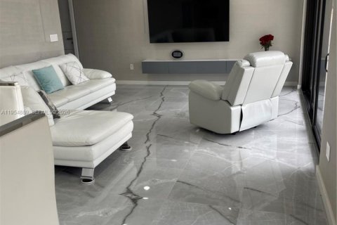 Condo in Sunny Isles Beach, Florida, 3 bedrooms  № 2021091 - photo 2