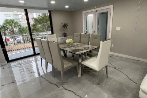 Condo in Sunny Isles Beach, Florida, 3 bedrooms  № 2021091 - photo 5