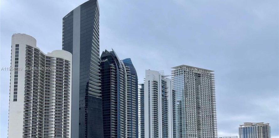 Condo in Sunny Isles Beach, Florida, 3 bedrooms  № 2021091