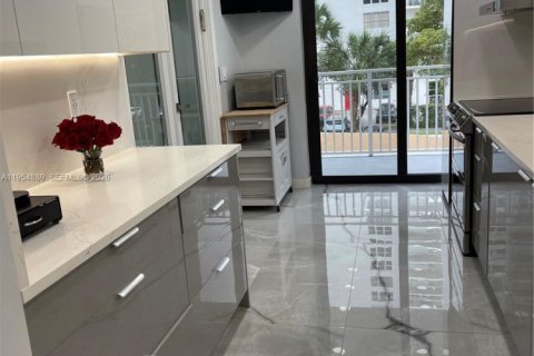 Condo in Sunny Isles Beach, Florida, 3 bedrooms  № 2021091 - photo 9