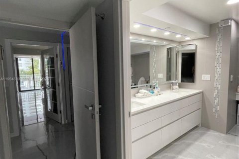 Condo in Sunny Isles Beach, Florida, 3 bedrooms  № 2021091 - photo 17