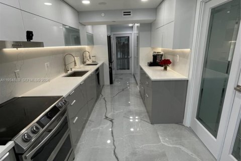 Condo in Sunny Isles Beach, Florida, 3 bedrooms  № 2021091 - photo 12