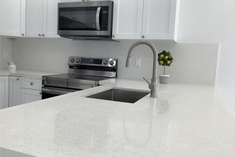 Casa en alquiler en Miami, Florida, 2 dormitorios, 81.75 m2 № 1985779 - foto 4