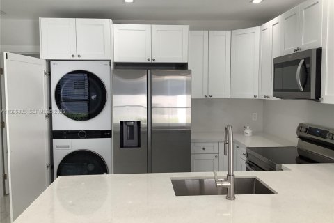 Casa en alquiler en Miami, Florida, 2 dormitorios, 81.75 m2 № 1985779 - foto 8