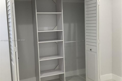 Casa en alquiler en Miami, Florida, 2 dormitorios, 81.75 m2 № 1985779 - foto 12