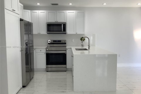 Casa en alquiler en Miami, Florida, 2 dormitorios, 81.75 m2 № 1985779 - foto 17