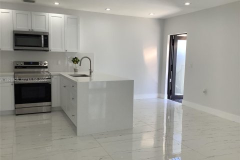 Casa en alquiler en Miami, Florida, 2 dormitorios, 81.75 m2 № 1985779 - foto 7