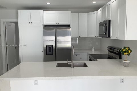 Casa en alquiler en Miami, Florida, 2 dormitorios, 81.75 m2 № 1985779 - foto 3