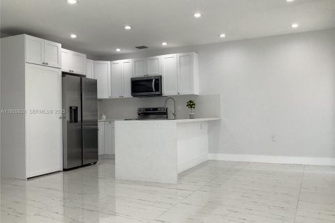 Casa en alquiler en Miami, Florida, 2 dormitorios, 81.75 m2 № 1985779 - foto 6