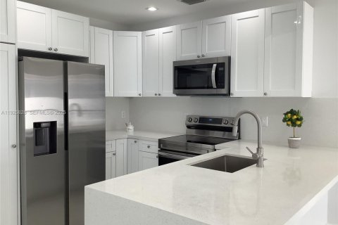 Casa en alquiler en Miami, Florida, 2 dormitorios, 81.75 m2 № 1985779 - foto 19