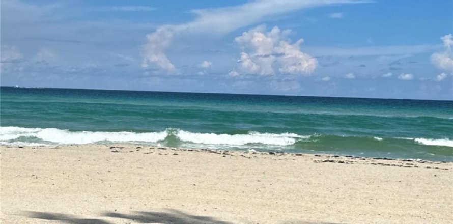 House in Golden Beach, Florida 3 bedrooms, 218.78 sq.m. № 919877