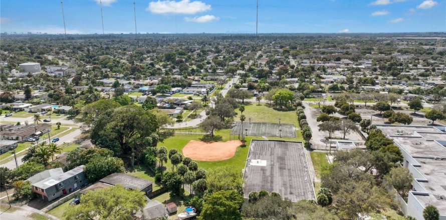 House in Miramar, Florida 3 bedrooms, 89.37 sq.m. № 1040515