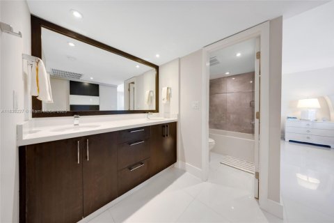Condo in Sunny Isles Beach, Florida, 2 bedrooms  № 1821527 - photo 15