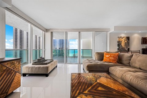 Condo in Sunny Isles Beach, Florida, 2 bedrooms  № 1821527 - photo 1