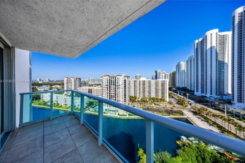 Condo in Sunny Isles Beach, Florida, 2 bedrooms  № 1821527 - photo 22