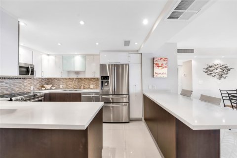 Condo in Sunny Isles Beach, Florida, 2 bedrooms  № 1821527 - photo 4
