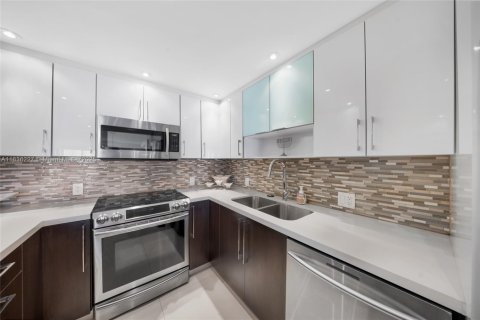Condo in Sunny Isles Beach, Florida, 2 bedrooms  № 1821527 - photo 2