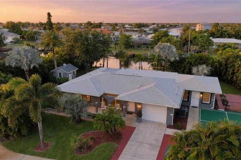 House in Port Charlotte, Florida 3 bedrooms, 188.31 sq.m. № 2117208