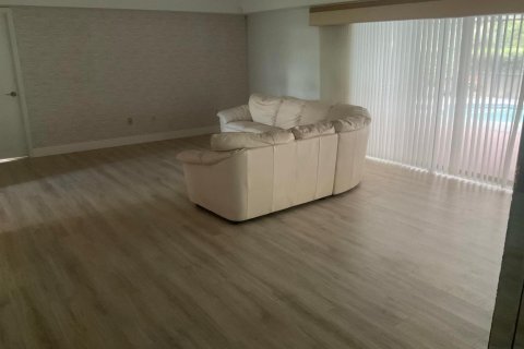 House in Port St. Lucie, Florida 3 bedrooms, 188.03 sq.m. № 2088029 - photo 9