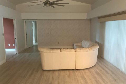 House in Port St. Lucie, Florida 3 bedrooms, 188.03 sq.m. № 2088029 - photo 11