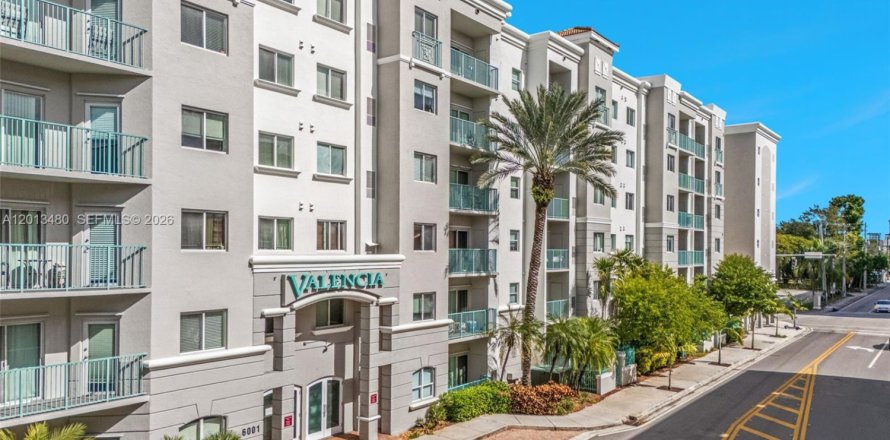 Condominio en South Miami, Florida, 2 dormitorios  № 2075843